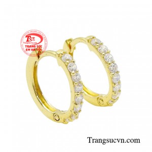 EVT cho ra đời thiết kế đôi bông tai tinh tế, là sự phối trộn hài hoà giữa kiểu dáng và chất liệu vàng 10K chuẩn mực