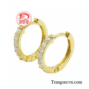 Mẫu bông tai này sẽ mang đến cho bạn vẻ đẹp nữ tính, mềm mại và thanh lịch, có thể đeo đi tiệc hoặc đi dạo phố đều được.