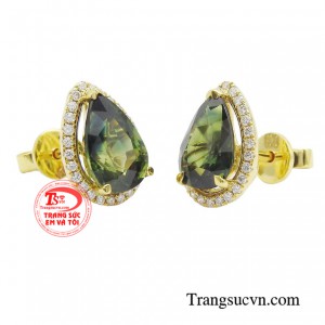 Đôi hoa tai với viên đá quý sappire tinh tuyển, tạo nên một tác phẩm tinh xảo, tỏa ánh sáng mê hoặc.