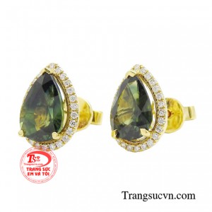 Điểm nhấn sang trọng trong mỗi bộ trang phục của chị em phụ nữ chính là đôi hoa tai sappire cao cấp, mang sắc xanh lục tinh tế.