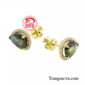 Với sứ mệnh tôn vinh vẻ đẹp nội tại và ngoại hình của phụ nữ thành đạt, sản phẩm kết hợp tinh hoa nghệ thuật của đá quý và sự tỉ mỉ trong từng chi tiết.
