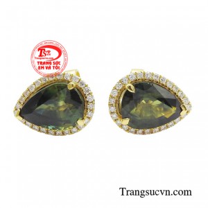 Họa tiết viền đá độc đáo hoàn thiện vẻ đẹp thanh lịch và quyến rũ  như những hạt sương lấp lánh, tôn thêm vẻ rạng ngời của phái đẹp.