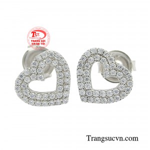 Hoa tai trái tim duyên dáng được chạm khắc tinh xảo, mang đến hiệu ứng lấp lánh dưới ánh đèn.