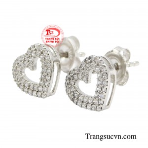 Sản phẩm sử dụng chất liệu vàng trắng 10k mang đến vẻ đẹp sang trọng, quý phái, tôn lên vẻ đẹp thanh lịch cho cô nàng. 