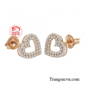 Lấy ý tưởng từ vẻ đẹp thuần khiết, trong sáng của trái tim ấm áp, đôi bông tai mang thông điệp của tình yêu.