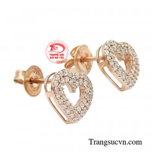 Hoa tiết trái tim được đính kết đá lấp lánh, sáng bóng đại diện cho tình yêu nồng thắm, mãnh liệt. 