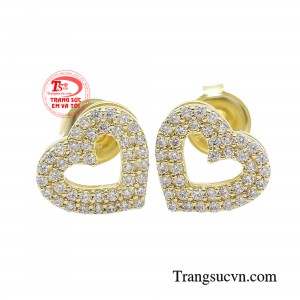 Hoa tai trái tim vàng yêu thương sở hữu một thiết kế vô cùng đơn giản và tinh tế, với hình trái tim ngọt ngào, mang đậm ngôn ngữ của tình yêu.