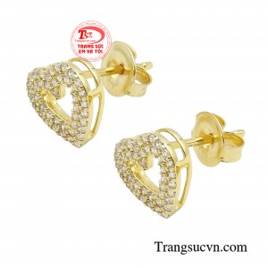Khi đeo đôi khuyên tai trái tim vàng 10k trên người, bạn gái sẽ luôn cảm thấy hạnh phúc và tràn đầy rạng rỡ.