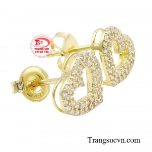 Khuyên tai còn là món đồ phụ kiện giúp bạn gái thon gọn khuôn mặt và tô điểm thêm cho đôi tai thêm phần thu hút.