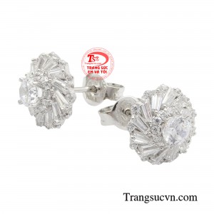 Đôi hoa tai như những đoá hoa ngưng đọng, vô cùng dễ nhận diện về hình ảnh của một người phụ nữ hiện đại, yêu kiều, năng lượng, có phong cách sống riêng.