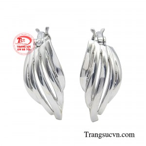 Hoa tai vàng trắng kiều diễm mang thiết kế độc đáo vẽ lên chân dung các quý cô hiện đại, mang đậm bản sắc riêng. 