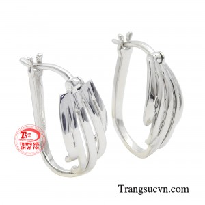 Bên cạnh nét mạnh mẽ, phóng khoáng, sự tinh tế, ngọt ngào của quý cô cũng được khắc hoạ khéo léo qua thiết kế trang sức mang biểu tượng đôi cánh – đại diện cho niềm tin, khát vọng tư do. 