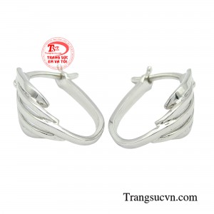 Đeo trên mình đôi hoa tai này, món trang sức góp phần tôn vinh nét đẹp thanh lịch, trẻ trung, thoải mái sáng tạo và làm chủ cuộc sống của phái đẹp.