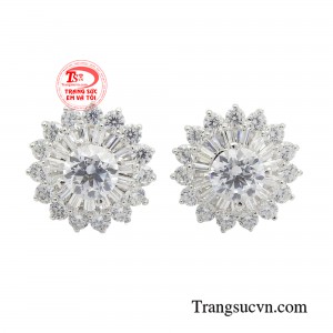 Hoa tai vàng trắng phú quý được ví như vẻ đẹp sương mai thuần khiết. 