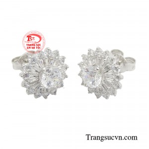 Các thiết kế đính đá cầu kỳ, được xếp đặt thông minh để hút trọn toàn bộ ánh sáng. 