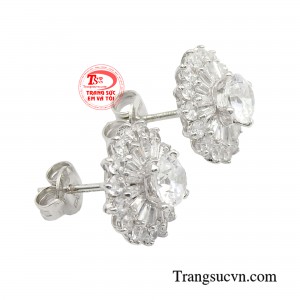 Khi tia nắng đi qua sẽ phủ lên một luồng sáng lấp lấnh rực rỡ, bừng sáng gương mặt thanh tú. 