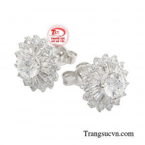 Đôi hoa tai xoay vòng quanh vẻ thanh lịch, nhẹ nhàng trong phong cách hằng ngày. 