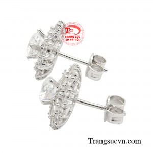 Bằng gu thẩm mĩ cá nhân, nàng khiến bất kỳ ai lướt qua cũng phải ngoái đầu nhìn lại nhờ thần thái kiêu sa, thuần khiết nhưng đầy quyến rũ như bông hoa e ấp chuyển mình trước gió.