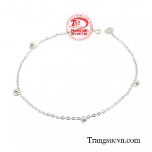 Lắc chân bạc không chỉ tôn lên gót chân duyên dáng mà còn mang đến may mắn, thuận lợi cho chủ nhân.
