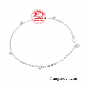 Thiết kế mắt xích kết hợp charm tròn, thanh thoát mảnh mai tạo nét cuốn hút, thanh lịch độc đáo.