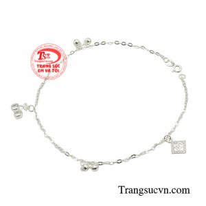 Chiếc lắc chân dễ dàng tôn lên phần cổ chân nhỏ nhắn, giúp cho đôi chân bạn thêm phần duyên dáng.