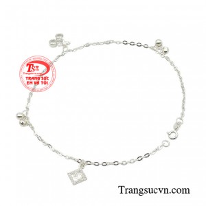Mẫu lắc chân này được thiết kế dáng thanh mảnh, đơn giản mà nữ tính.
