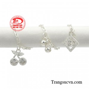 Ưu điểm tuyệt vời nữa của lắc chân này là dễ đeo, dễ dùng.