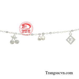 Dạng dây bạc mềm truyền thống, điểm nhấn là những họa tiết charm khéo léo tô điểm cho đôi chân xinh xắn.