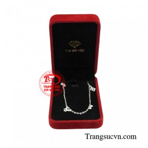 Nhờ vậy, mà tổng thể thu hút được mọi ánh nhìn.