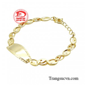Với chất liệu vàng 10k cao cấp, cha mẹ hoàn toàn yên tâm khi đeo diện cho bé.