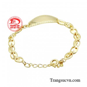 Lắc tay vàng khắc tên trẻ em với bảng tên được mài dũa sáng bóng, mịn màng dùng để khắc tên các bé hoặc những điều ý nghĩa mà bố mẹ mong muốn gửi tới bé.