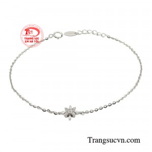 Lắc tay nữ vàng trắng tinh tế như khoác lên mình một vẻ đẹp khác biệt của sự tinh khiết