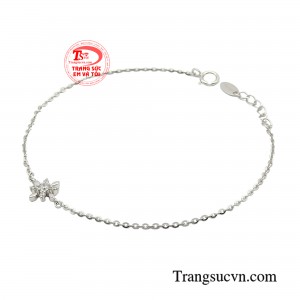 Mở ra không gian yên bình, thư thả. Mọi góc cạnh chi tiết đính kết đá của chiếc lắc tay như được đắm mình vào ánh nắng, bừng lên những tia sáng rực rỡ. 