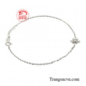 Món trang sức tỏa sáng như những bông tuyết bay lượn, mang đến cho người đeo cảm giác lãng mạn, quý phái