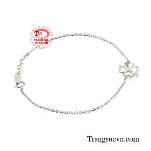 Chiếc lắc tay tinh tế thanh mảnh mang trong mình sự thuần khiết chính là người bạn đồng hành lý tưởng trong khoảnh khắc này. 