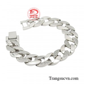 Chiếc lắc tay là món phụ kiện trang sức góp phần thể hiện hình ảnh quý ông lịch lãm, tự tin, khẳng định đẳng cấp phái mạnh.