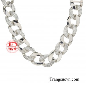 Thiết kế kiểu dây dạng xích to bản dày dặn đang trở thành xu thế tô điểm cho trang phục và tôn lên phong cách, gu thẩm mỹ của đấng mày râu.