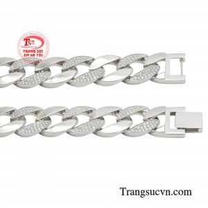 Nhờ những công nghệ chế tác kim hoàn hiện đại mà lắc tay nam vàng 18K dành cho các quý ông được trau chuốt hơn, tinh tế và tỉ mỉ hơn.