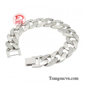 Từ đó, các chàng trai thể hiện được phong cách thời thượng lẫn sự nam tính của chính mình.