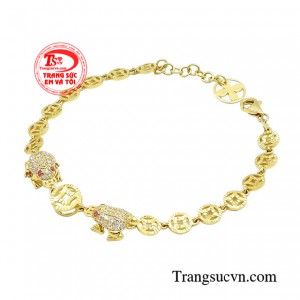 Thiết kế lắc tay thiềm thừ phong thủy ngậm chặt đồng tiền vàng với ngụ ý giữ chặt tiền tài, kéo tài lộc về cho gia chủ.