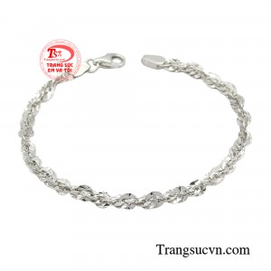 Lắc tay vàng trắng nhập khẩu duyên dáng đề cao sự thoải mái và linh hoạt là một gợi ý tuyệt vời cho nàng.