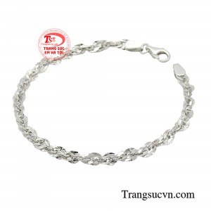 Từ dịu dàng, chỉn chu đến cá tính, phóng khoáng, mẫu lắc tay với kiểu dáng bắt mắt thời thượng sẽ là món phụ kiện giúp bạn thỏa sức thử nghiệm ở nhiều phong cách khác nhau để tô điểm cho vẻ ngoài chuyên nghiệp và tươi trẻ trong môi trường công sở.