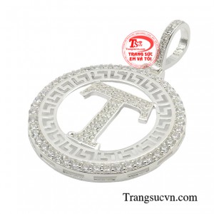 Mẫu mặt dây chuyền này là lựa chọn hoàn hảo cho những người muốn tôn vinh phong cách và cá tính.
