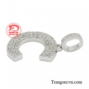 Tông màu trắng sáng giúp bạn có thể kết hợp thoải mái với từng trang phục, làm tôn màu da, giúp bạn tự tin nổi bật ở bất kì đâu. 