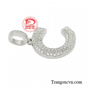 Dù là nam hay nữ thì khi đeo mặt dây chuyền chữ phong cách này lên cũng đều trông rất cá tính và thu hút. 