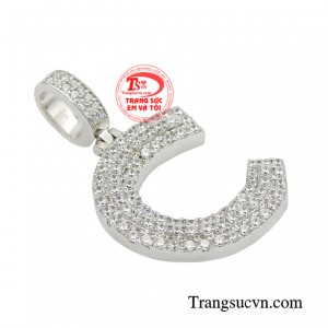 Nếu bạn là người thích phong cách năng động và là tuýp người mạnh mẽ có thể sử dụng mặt dây chuyền đính đá cách điệu giúp tôn lên vẻ đẹp sang trọng nhưng không kém phần phong cách và cá tính.