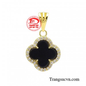 Mặt dây chuyền nữ thu hút mang trong mình vẻ đẹp dịu dàng và thanh lịch của chất liệu vàng 10k thời thượng