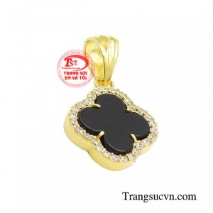 Dù là thanh lịch hay những bộ cánh quyến rũ nhất, khiến nàng làm chủ mọi khoảnh khắc.