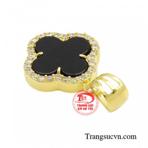 Chiếc mặt dây chuyền này chắc chắn sẽ là lựa chọn tuyệt vời giúp nàng thỏa sức kết hợp với mọi kiểu trang phục