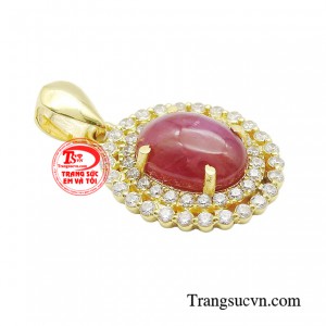Ruby vốn được mệnh danh là viên đá rực rỡ, dẫn lối đam mê mãnh liệt của người phụ nữ hoài bão, đồng hành cùng phái đẹp kiêu hãnh đầy cuốn hút.